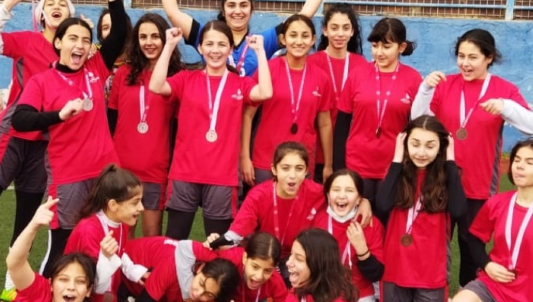 İstanbul Üçüncüsü Kız Futbol Takımımız