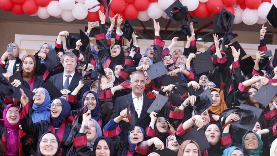 Mimar Sinan Kız Anadolu İmam Hatip Lisesi'nin Mezuniyet Töreni
