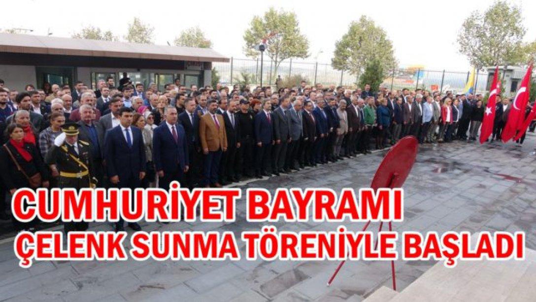 Sultangazi'de Cumhuriyet Bayramı Çelenk Sunma Töreni Yapıldı.