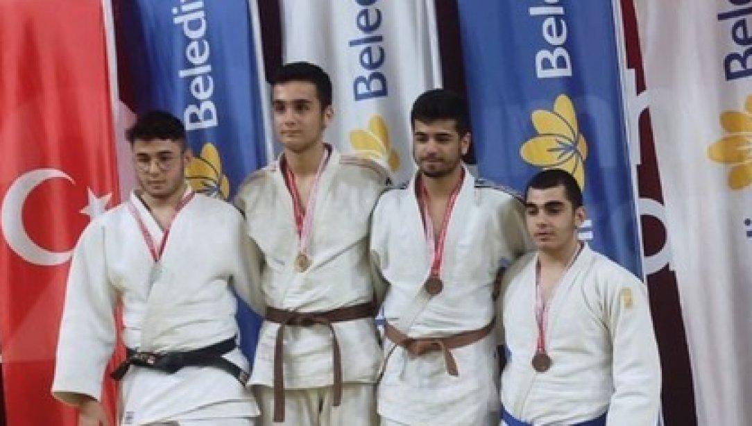 İstanbul Gençler Judo Şampiyonası 3.sü Nuri Pakdil Anadolu Lisemizden 