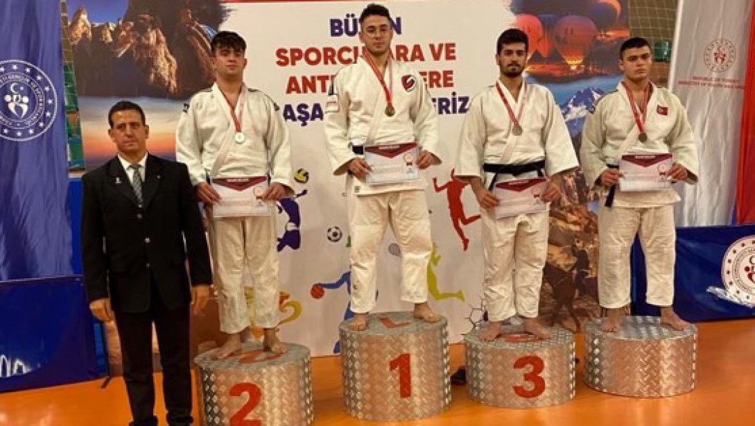 Gençler Judo Branşında Türkiye Üçüncümüz 