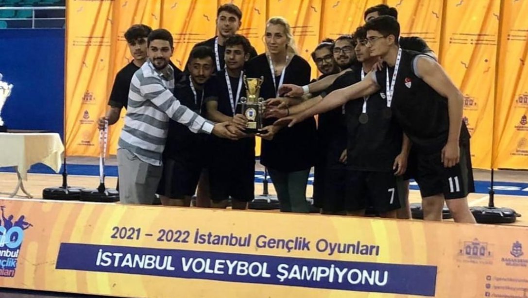 İstanbul Gençlik Oyunları'nda Nuri Pakdil Anadolu Lisesi Voleybol Takımı İl Üçüncülüğü