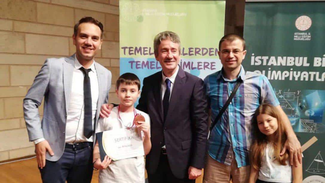 İstanbul Bilim Olimpiyatları Yarışması Finalinde BRONZ Madalya Alan Öğrencimiz Aral TOPALOĞLU ve Matematik Öğretmenimiz İsmail ERDOĞAN