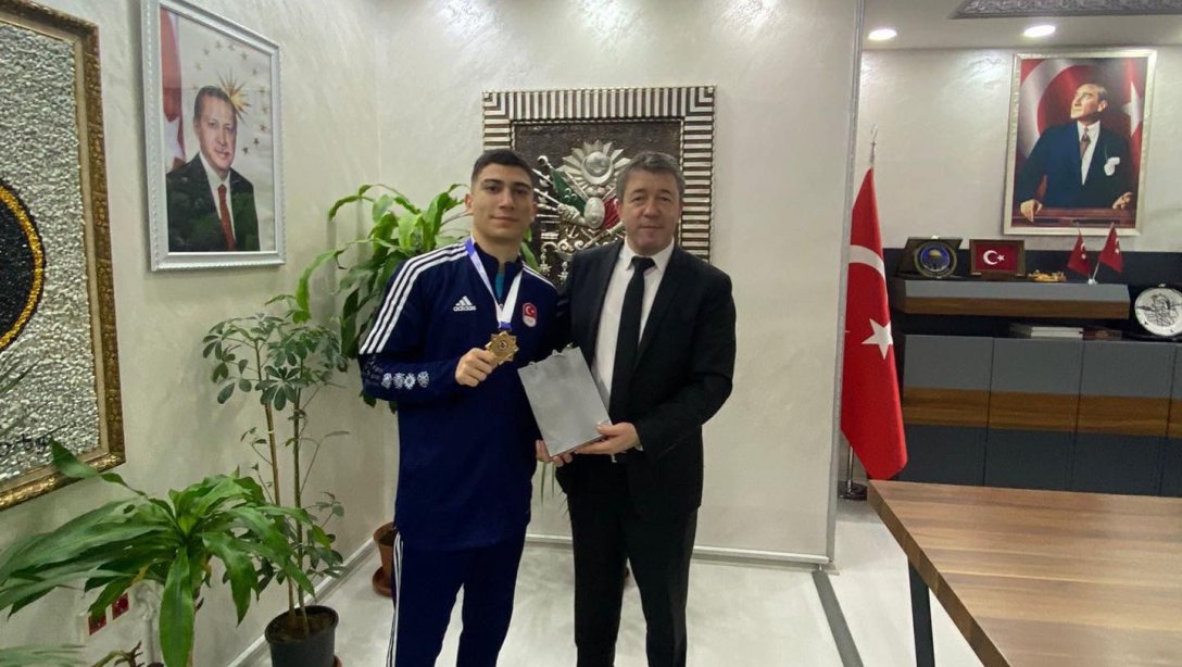  Dünya Karate Şampiyonu Enes Fatih Kurt' un Müdürümüze Ziyareti
