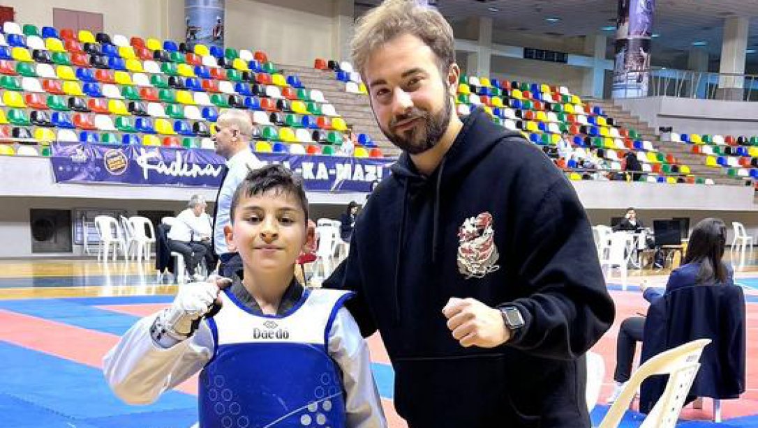 Gazi Ortaokulu Öğrencimizin Minikler Tekvando Şampiyonasındaki Başarısı