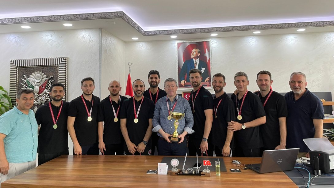 Futsal Şampiyonu Olan Öğretmenlerimiz Müdürümüz Necati TEKBAŞ'ı Ziyaret Etti
