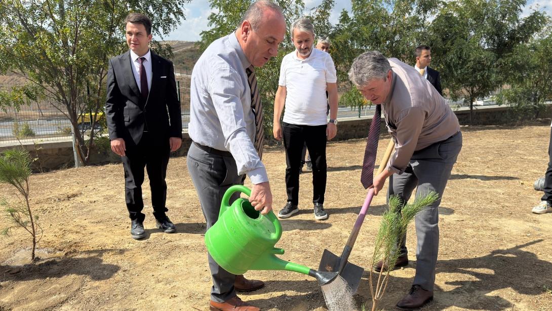 YEŞİL VATAN, BENİM OKULUM GELECEĞE ÇARE SLOGANIYLA FİDAN DİKİM ETKİNLİĞİ